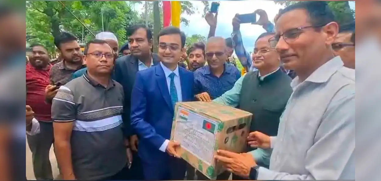 ত্রিপুরা সরকারের তরফে বাংলাদেশে পাঠানো হলো ত্রিপুরার বিশ্বখ্যাত কিউ আনারস। বাংলাদেশ সরকারের জন্য উপহার হিসেবে পাঠানো হয়েছে