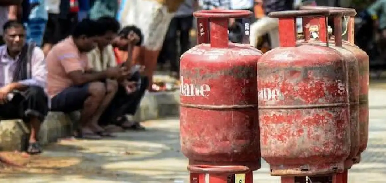 বাণিজ্যিক গ্যাসে দাম কমল, এটিএফে ঊর্ধ্বগতি, মাসের শুরুতে জ্বালানির দামে বড় বদল
