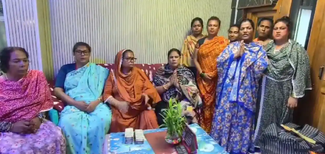 ট্রেন-রাস্তায় ‘তোলা’ টাকাতেই বাঁচবে জীবন! অসমের দুর্গতদের পাশে দাঁড়াতে লাখ লাখ টাকার ত্রাণ দিল বালুরঘাটের বৃহন্নলারা