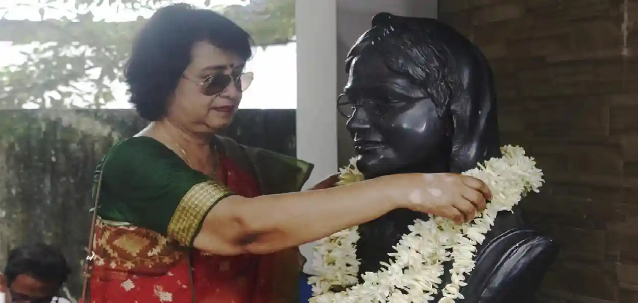 পূর্বসূরী রোকেয়ার স্মৃতির সামনে নতজানু তসলিমা, ১৯ বছর পর কলকাতায় ফিরে শ্রদ্ধায় স্মরণ নারীজাগরণের অগ্রদূতকে