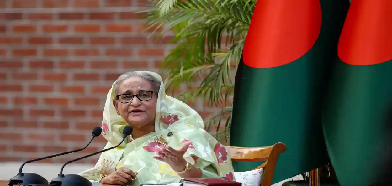 শেখ হাসিনার ভারতের ভার্চুয়াল সংবাদ সম্মেলন ঘিরে নতুন রাজনৈতিক বিতর্ক, প্রত্যাবর্তন ইস্যুতে মুখোমুখি সরকার-বিরোধী শিবির