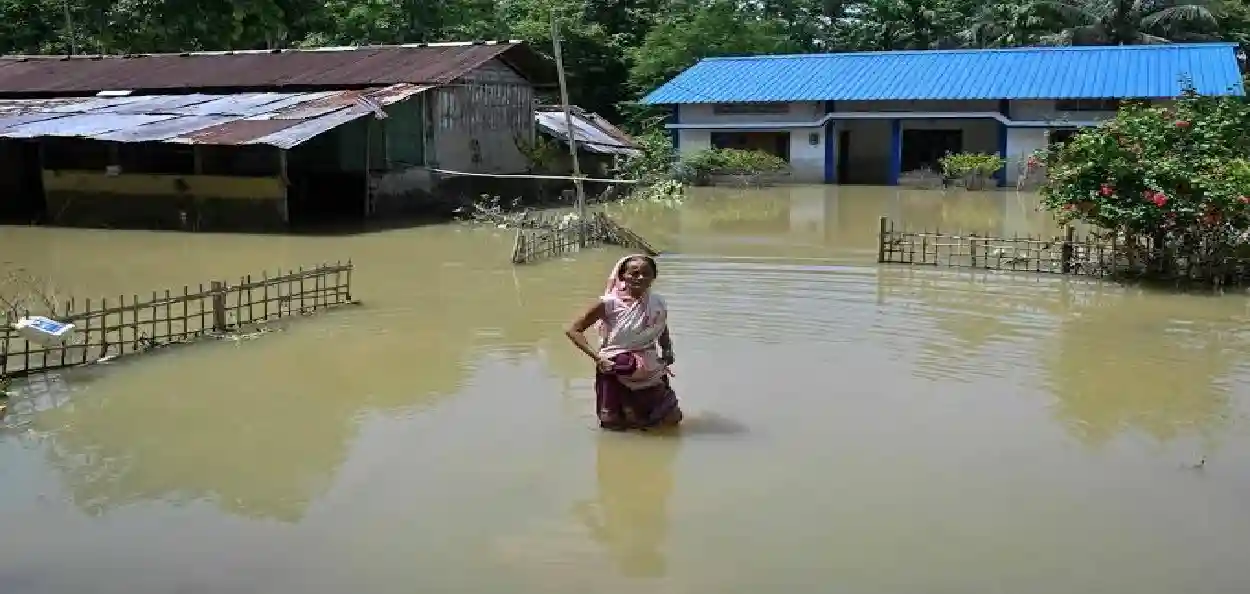 অসমের সাম্প্রতিক ভয়াবহ বন্যায় মুছে যাওয়ার গ্রামের পাশে ভারত সেবাশ্রম সঙ্ঘ