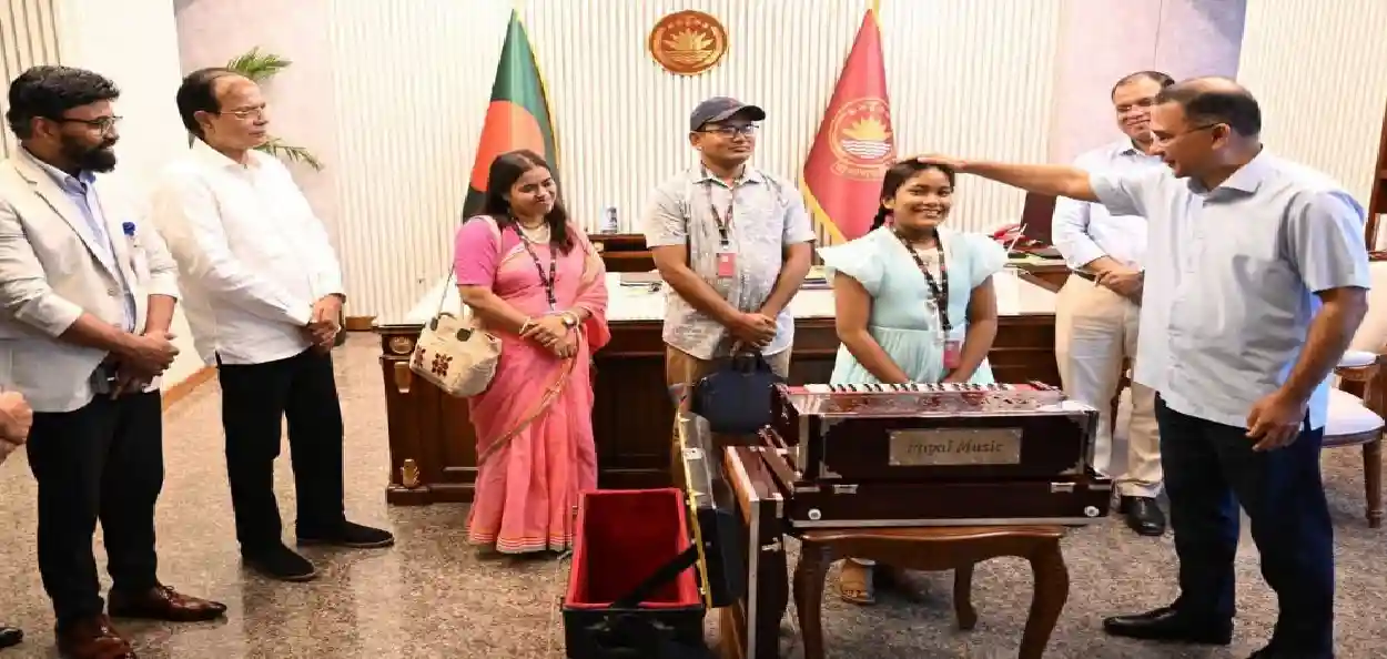 একটি চিঠি, এক স্বপ্ন আর এক হারমোনিয়াম: প্রধানমন্ত্রীর স্নেহে বদলে গেল খুদে শিল্পী অনুশ্রীর জীবন
