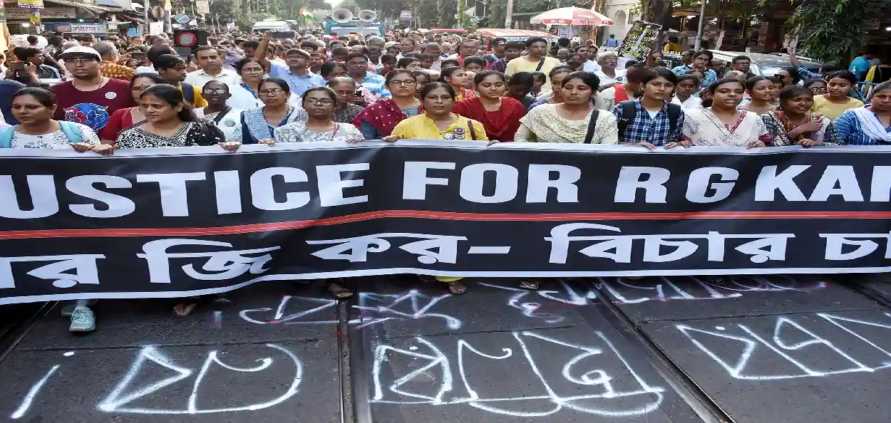 আরজি কর কাণ্ডের নিহত চিকিৎসককে স্মরণ, রাজ্যের সরকারি হাসপাতালগুলিতে দুই মিনিট নীরবতা
