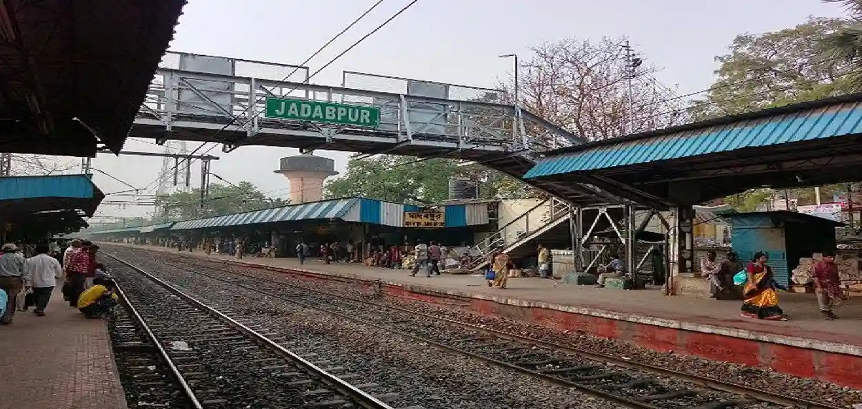 যাদবপুর স্টেশনে এবার ‘মিনি মার্কেট’, দোকান-খাবারের স্টল থেকে পার্কিং—বদলে যাবে স্টেশনের চেহারা