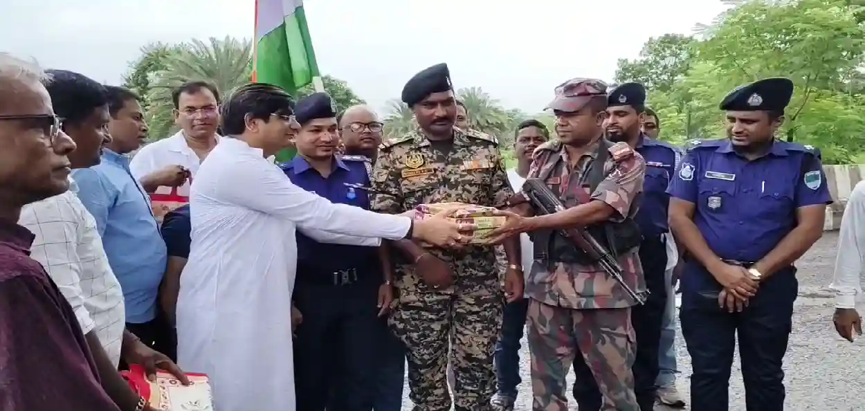 স্বাধীনতা দিবসে ভারত-বাংলাদেশ সীমান্তে সৌহার্দ্যের বিরল দৃশ্য! ‘ভারত আমাদের আসল বন্ধু’ মিষ্টিমুখ করিয়ে বিশ্বকে বড় বার্তা বাংলাদেশের
