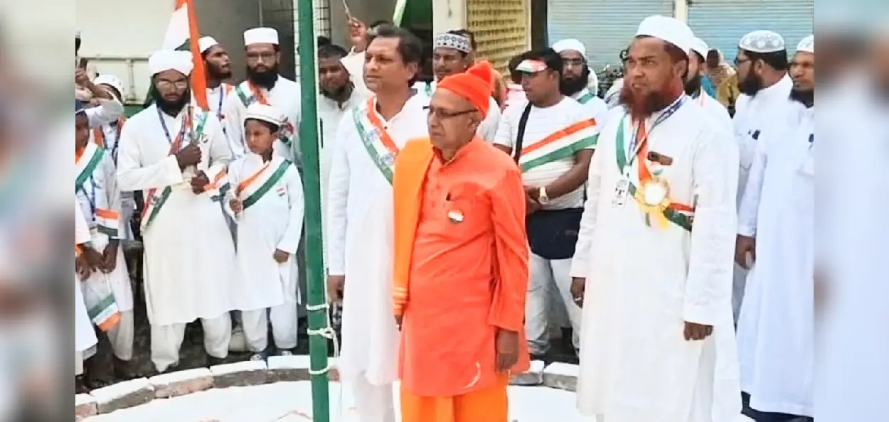 মাদ্রাসায় জাতীয় পতাকা উত্তোলন করলেন বেলুড় মঠের সন্ন্যাসী!  মানবতাই শেষ কথা, বিবেকান্দের এই বার্তা তুলে ধরে সম্প্রীতির পাঠ মহারাজের