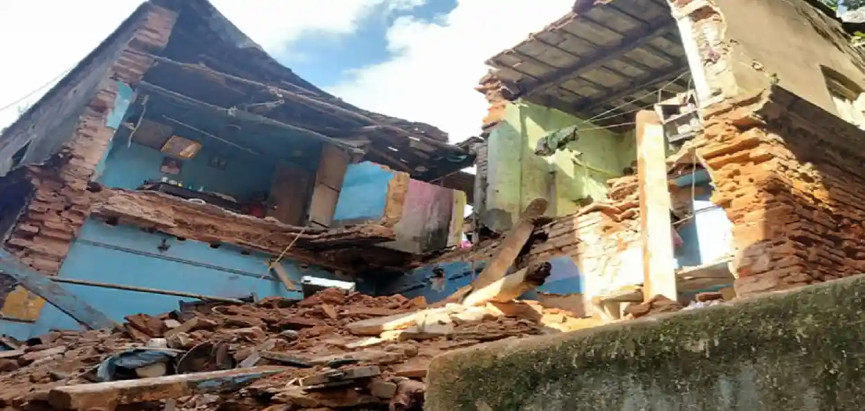 টানা বৃষ্টিতে জোড়াবাগানে ২০০ বছরের পুরনো বাড়ি ভেঙে মৃত বৃদ্ধা, উদ্ধার ২০ জন