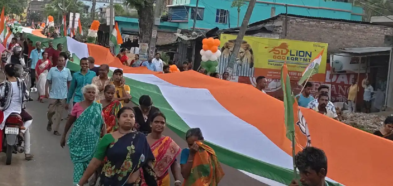 ‘আমরা সবাই এক!’ ১৫০০ ফুট দীর্ঘ জাতীয় পতাকা হাতে সীমান্ত থেকে সম্প্রীতির বড় বার্তা, নতুন ইতিহাস বসিরহাটে 