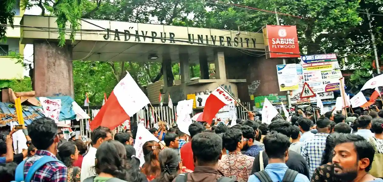 যাদবপুর বিশ্ববিদ্যালয়ে সংঘর্ষ: তদন্ত কমিটির প্রধানের পদত্যাগ, নতুন চেয়ারম্যান নিয়োগ করবে কর্তৃপক্ষ