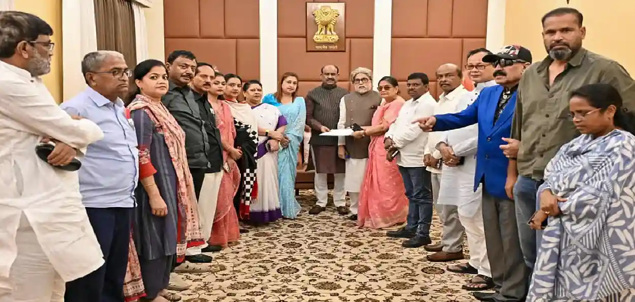 ২০ বিদ্রোহী সাংসদকে সুপ্রিম কোর্টের নোটিস, অভিষেকের আবেদনে নয়া মোড় দলবদল মামলায়