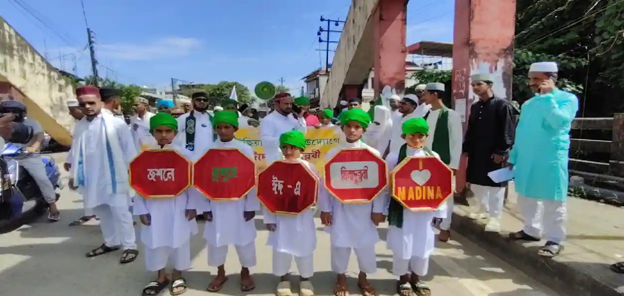 আগরতলার পথে পথে ঈদে মিলাদুন্নবীর জুলুসে ভেসে উঠল ভালোবাসা, ভ্রাতৃত্ব ও সম্প্রীতির বার্তা—হাজারো মানুষের কণ্ঠে নবীপ্রেম, হৃদয়ে শান্তির প্রার্থনা।