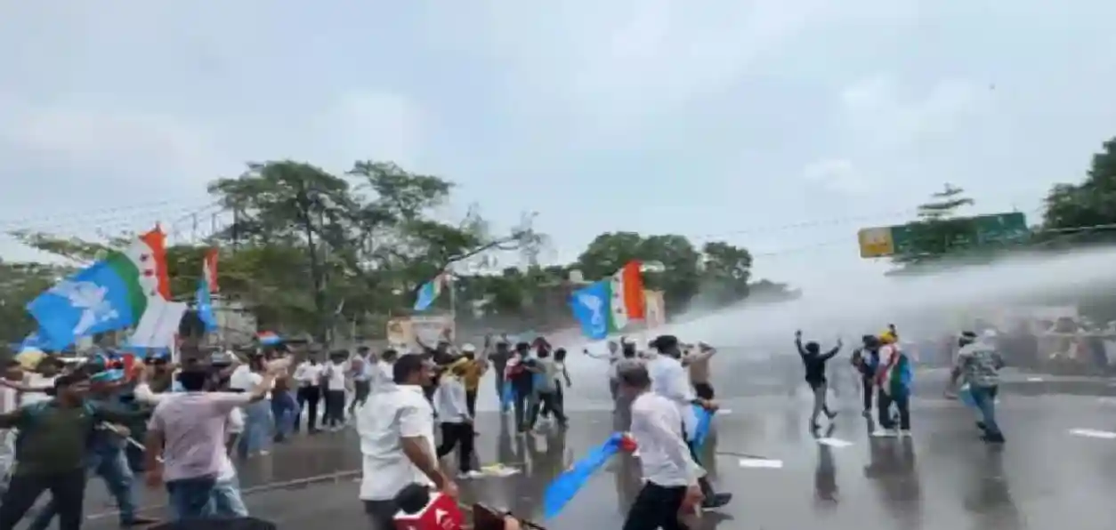 পাটনায় আন্দোলনরত ছাত্রদের উপর পুলিশের লাঠিচার্জের নিন্দা বিরোধীদের, ‘স্বৈরাচারী’ সরকারের অভিযোগ