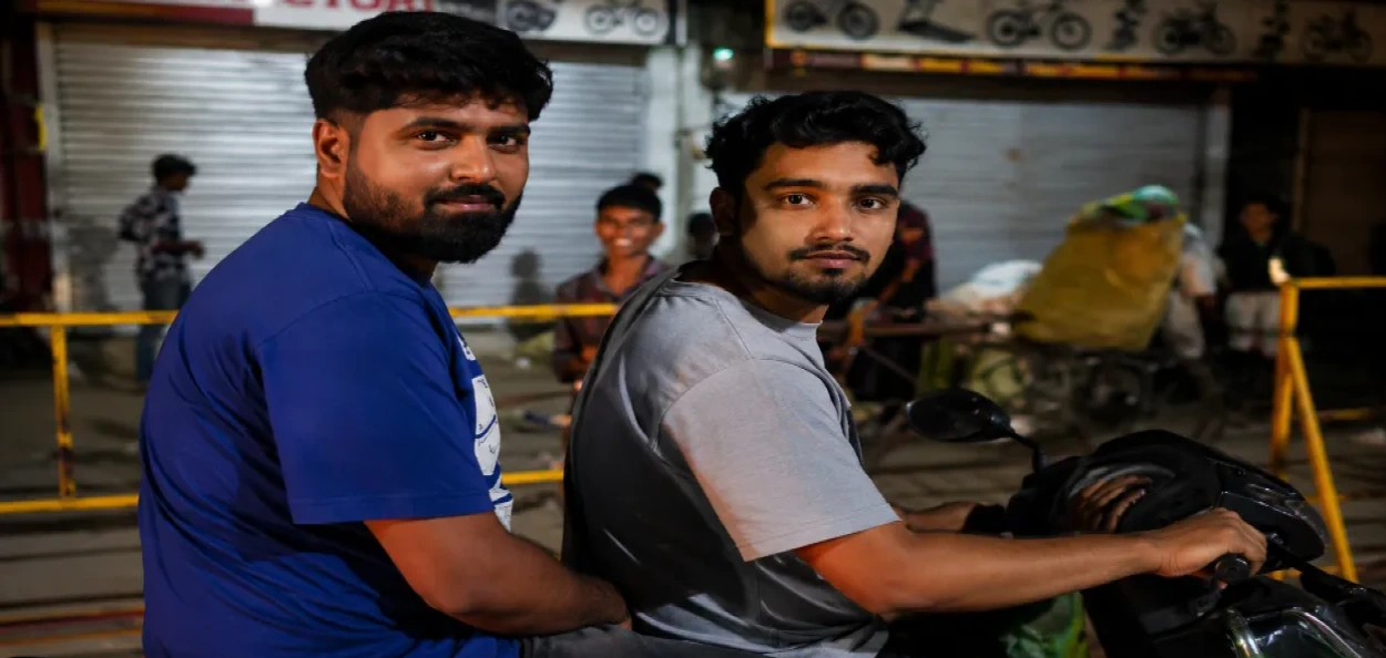 পিতার নির্দেশে মাঝরাতে রাঁচীর রাজপথে অভাবী মানুষকে অন্ন প্রদান করে চলেছেন রেহান ও ফারহান