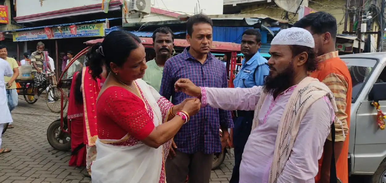 একপাশে পীর গোরাচাঁদ মাজার, অন্যপাশে দুর্গা মন্দির, বিদ্যাধরী তীরে হিন্দু-মুসলিম ঐক্যের রাখিবন্ধন! ভেদাভেদ রুখতে একতার বার্তা বসিরহাটে  