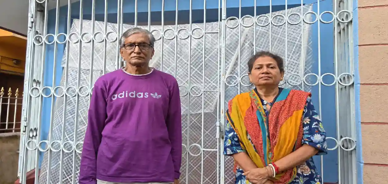 কাছারিপাড়ার বাসিন্দা অনুকূল পোদ্দার ও তাঁর স্ত্রী রেবা রায় পোদ্দার