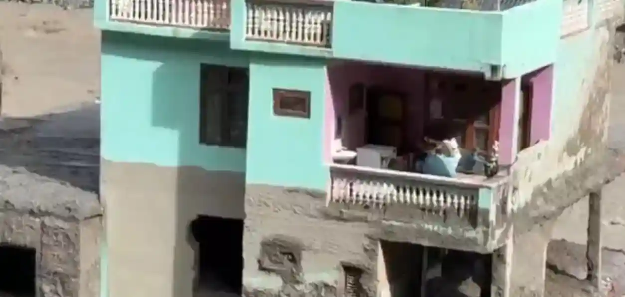 ধ্বংসস্তূপের মাঝে অটুট এক বাড়ি, নেপাল বন্যায় ‘মিরাকল হাউস’ ঘিরে চর্চা