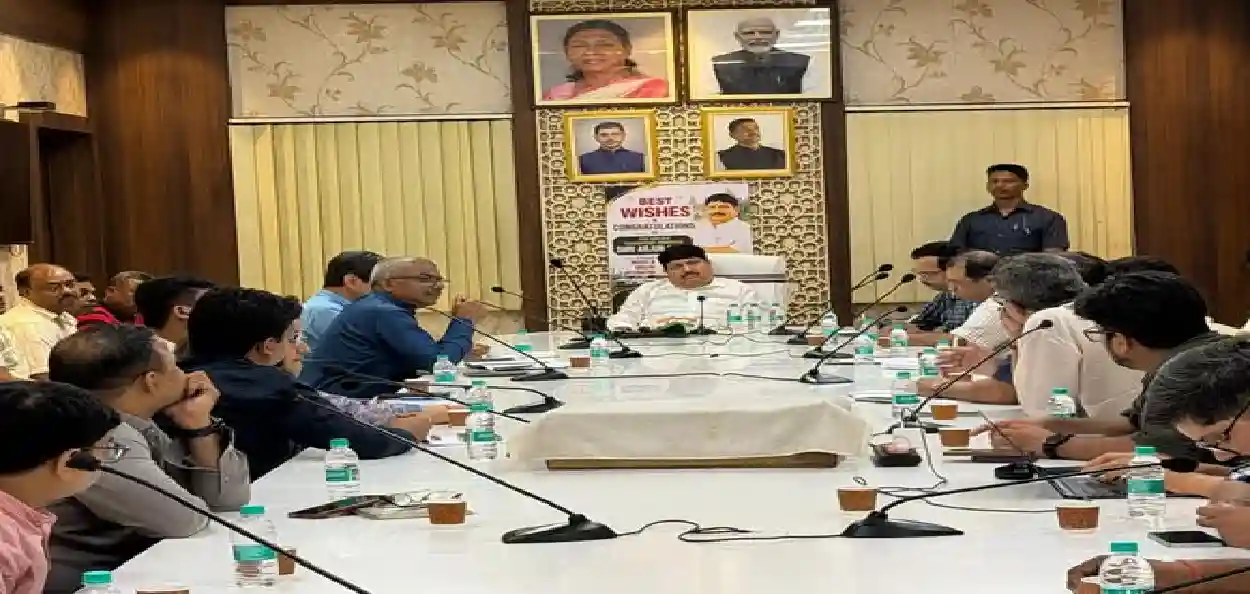 অ্যাপ ক্যাবের ভাড়া বৃদ্ধি ও সিএনজি-সংকট, পরিবহণমন্ত্রীর বৈঠকে একাধিক দাবি