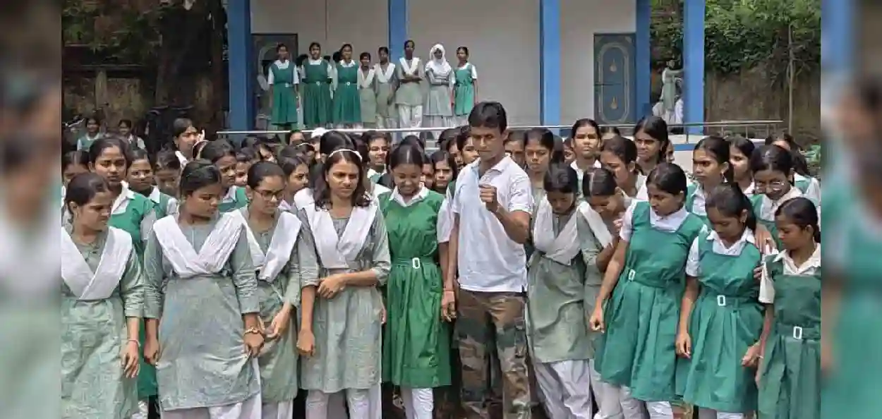 পুলিশের ডিউটির বাইরেও এক দায়িত্ব, ৭০ হাজার মেয়ের আত্মবিশ্বাসের নাম ‘মিশন অনন্যা’