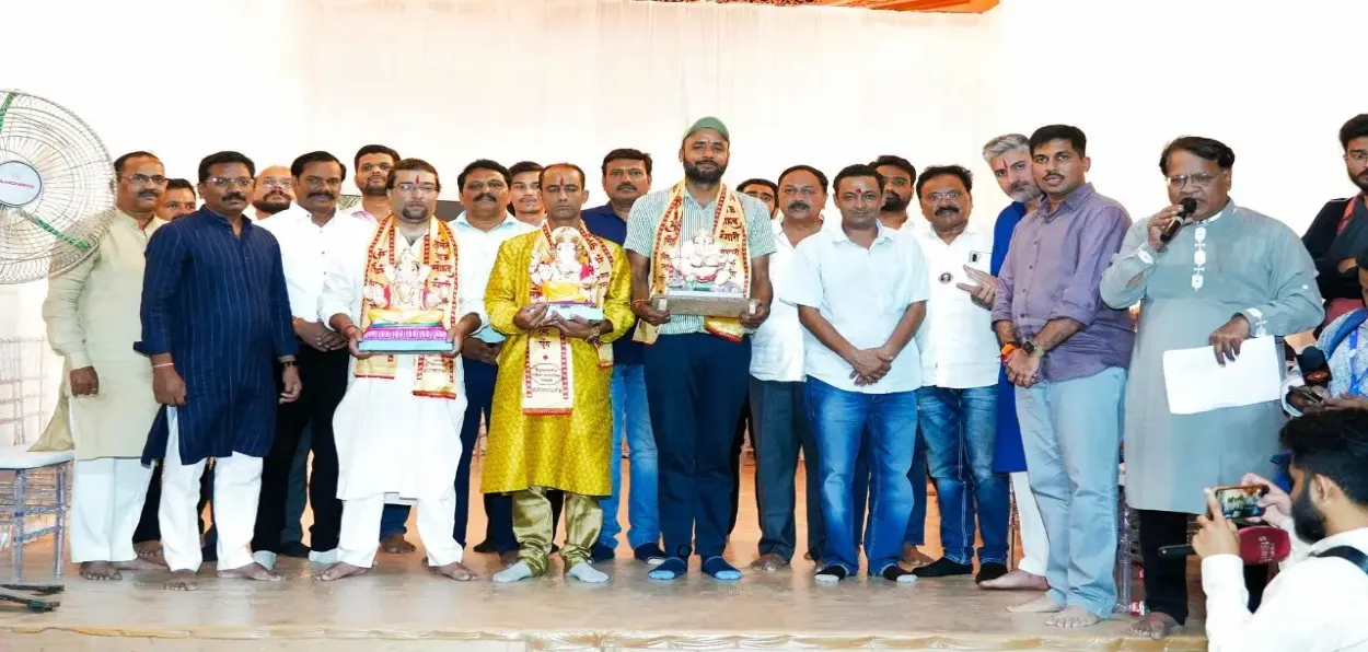 কাশ্মীরের জন্য কর্মীদের হাতে গণপতি মূর্তি তুলে দেওয়া হচ্ছে
