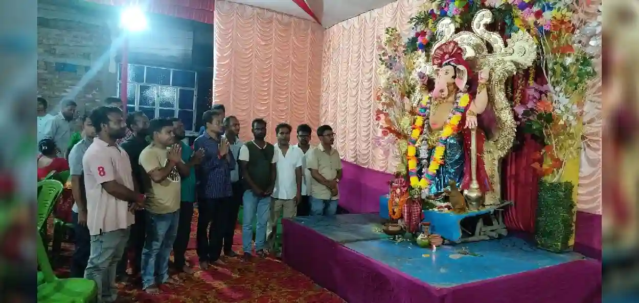 হাড়োয়ায় গণেশ আরাধনায় সম্প্রীতির অনন্য ছবি! উৎসবের রঙে মিলে গেলেন হিন্দু-মুসলিম দুই সম্প্রদায়ের মানুষ