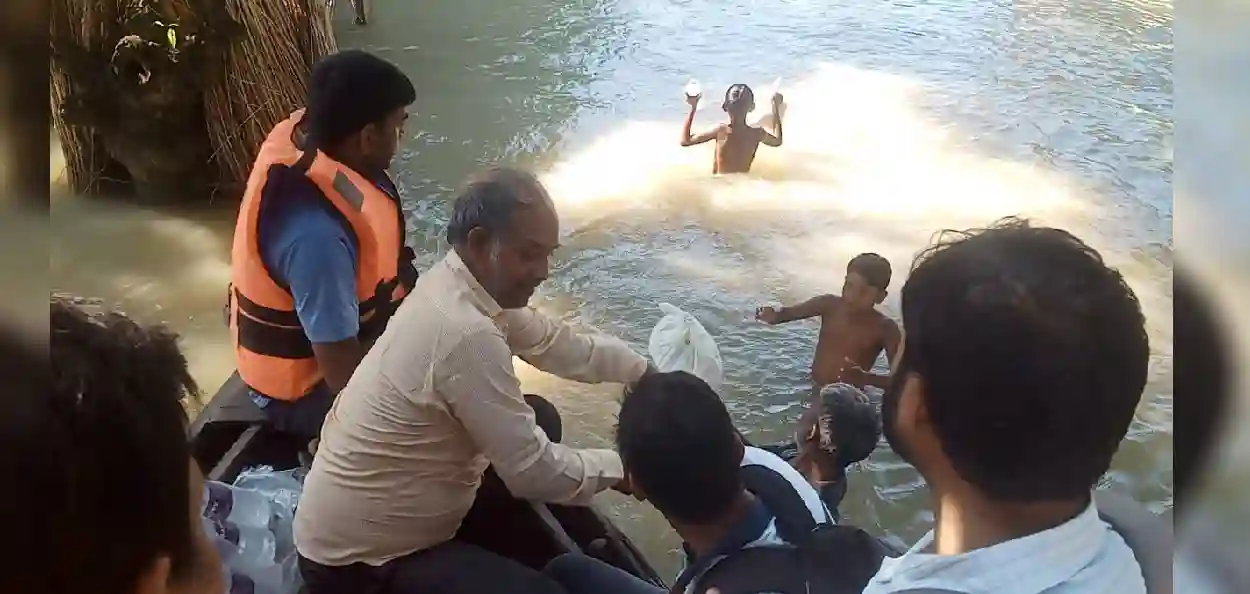 জলবন্দি হয়ে ছাদে-মাচায় অসহায় দিনযাপন! পাশে দাঁড়াতে ছুটল মাদ্রাসার ‘মানবিকতার নৌকা’, ১০০০-র বেশি মানুষকে দেওয়া হল ত্রাণ 