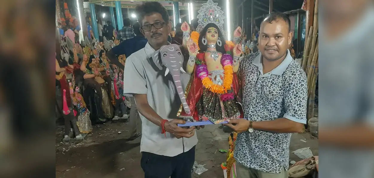 বিশ্বকর্মার আরাধনায় ধর্মের গণ্ডি পেরিয়ে সম্প্রীতির বার্তা, প্রতিমা কাঁধে নিয়ে পূজামণ্ডপে সাংবাদিক জাকির হোসেন, সামাজিক মাধ্যমে প্রশংসা