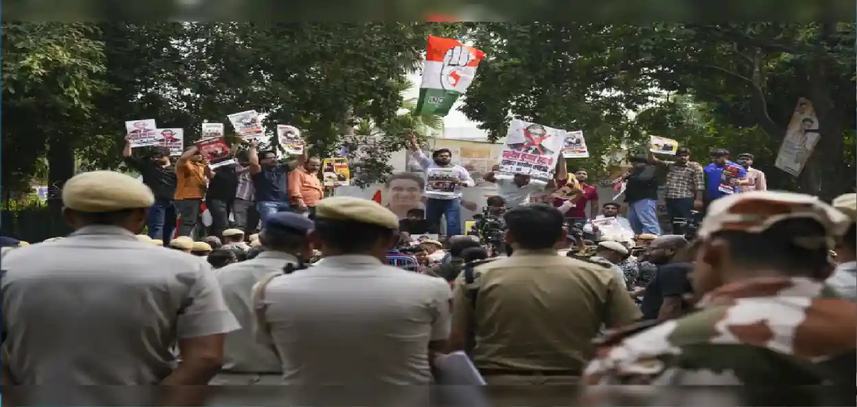 দিল্লিতে মুখে জ্ঞানেশ কুমারের মুখোশ, শিকলে বাঁধা হাতে প্রতিবাদ কংগ্রেসের যুব শাখার