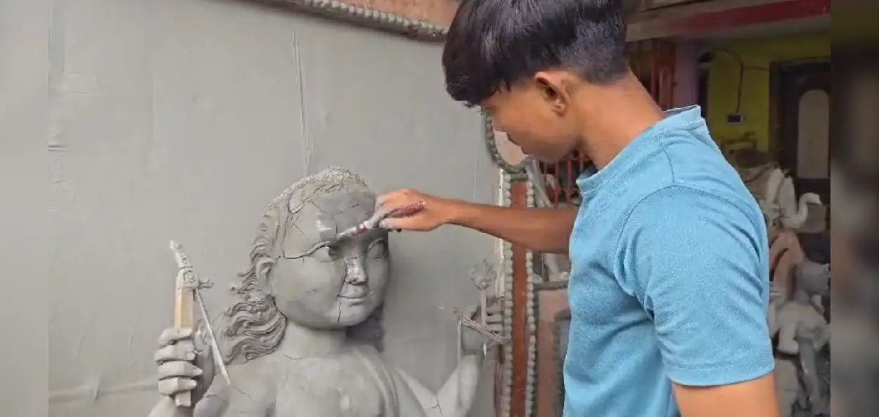 ১২ বছর বয়সেই ফেলে দেওয়া বিস্কুটের কার্টন থেকে শুরু! এখন ইছামতীর মাটিতে হাতের গুণে গোটা দেশে সাড়া ফেললেন টাকির তরুণ শিল্পী