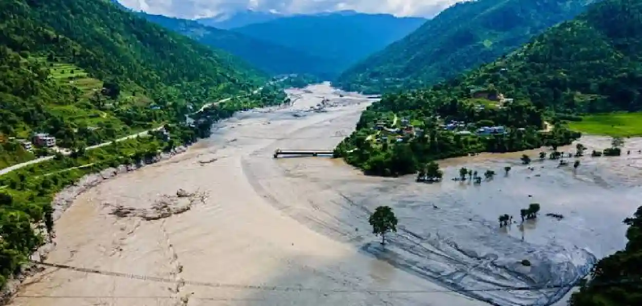 নেপালে বৃষ্টি-ধসের তাণ্ডব, মৃত অন্তত ২৪; নদীতে ভেঙে পড়ল পাহাড়, নিখোঁজ বহু