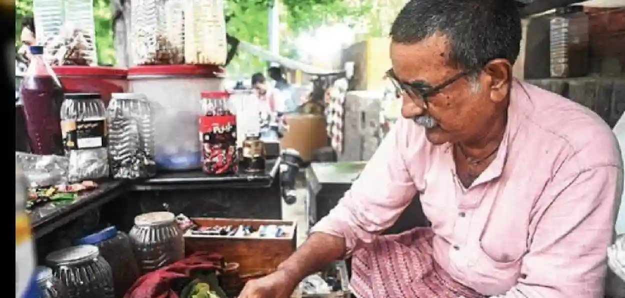 ২০ বছরের আইনি লড়াই শেষে জয়, পান দোকানিকে ১৮ হাজারের চেক দিল ডাকঘর