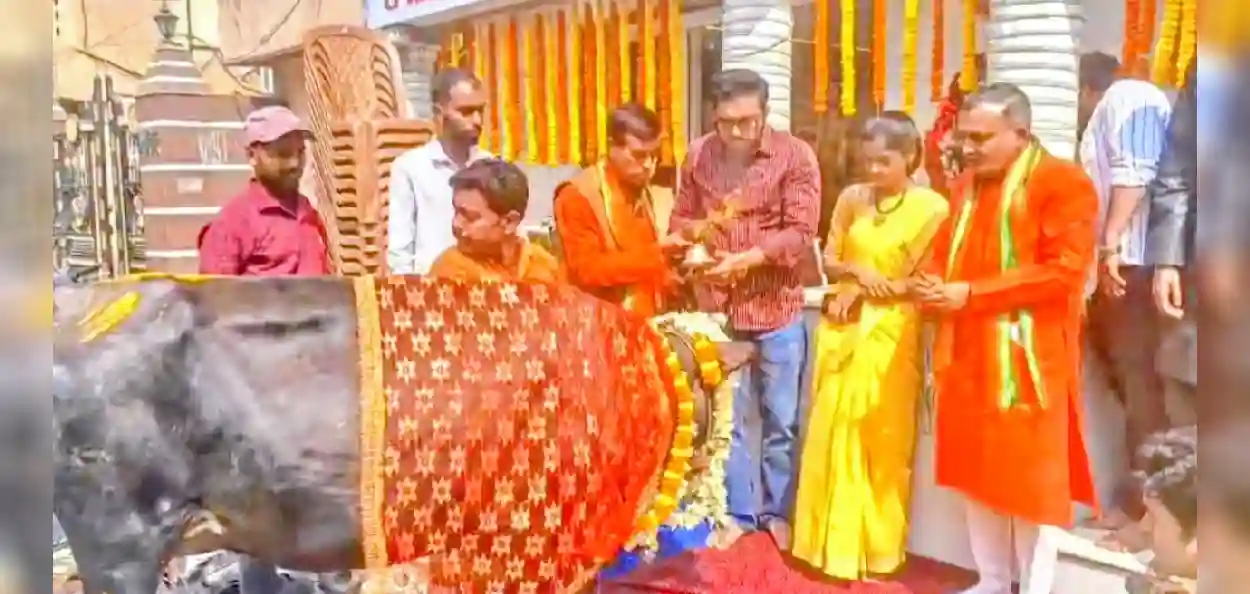 গোমাতা পুজোয় উপস্থিত মুসলিম প্রতিনিধিরা! গোমাতার পায়ে একসঙ্গে প্রণাম করলেন ইকবাল-আফজলরা, ডানলপে সম্প্রীতির অন্য ছবি
