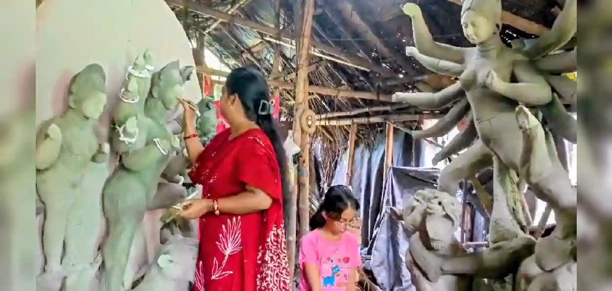 মা গড়ছেন দুর্গা, মেয়ের ক্যানভাসে ফুটছে দশভূজা! দুর্গার রূপে মা-মেয়ের অনন্য শিল্পযাত্রা, মা-মেয়ের জুটিতে পুজোর আগে শিল্পের ‘চমক’