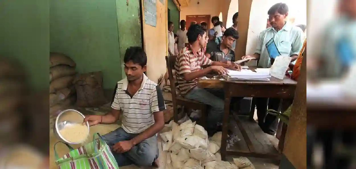পুজোর আগে বাংলার রেশন গ্রাহকদের ‘ফেস্টিভ প্যাকেজ’, ৫০ শতাংশ ছাড়ে মিলবে চিনি-ময়দা-সুজি