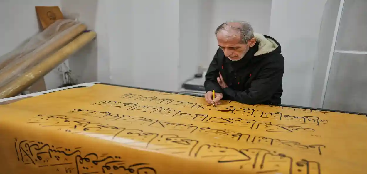 প্রযুক্তির ছোঁয়া নয়, প্রতিটি অক্ষরে ছয় বছরের নিষ্ঠা—ইস্তাম্বুলে আলী জামানের হাতে লেখা বিশাল কোরআন