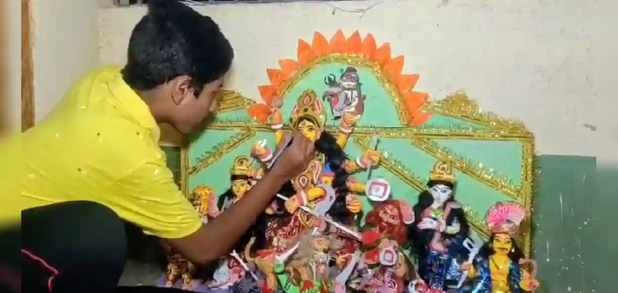 চার দিনের ‘সাধনা’, খুদে হাতে মৃন্ময়ী দশভুজা! চাঁচলের ১১ বছরের ত্রিদিবের ‘শিল্পের জাদু’-তে মুগ্ধ পরিবার সহ গোটা এলাকা