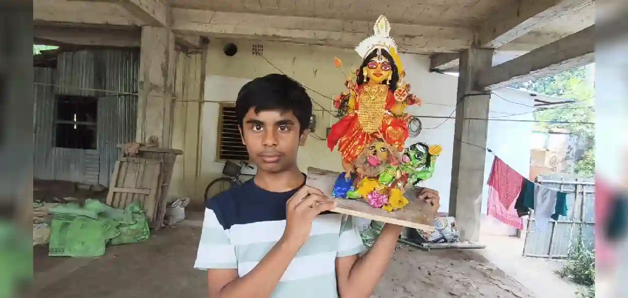 চার দিনের ‘সাধনা’, খুদে হাতে মৃন্ময়ী দশভুজা! চাঁচলের ১১ বছরের ত্রিদিবের ‘শিল্পের জাদু’-তে মুগ্ধ পরিবার সহ গোটা এলাকা