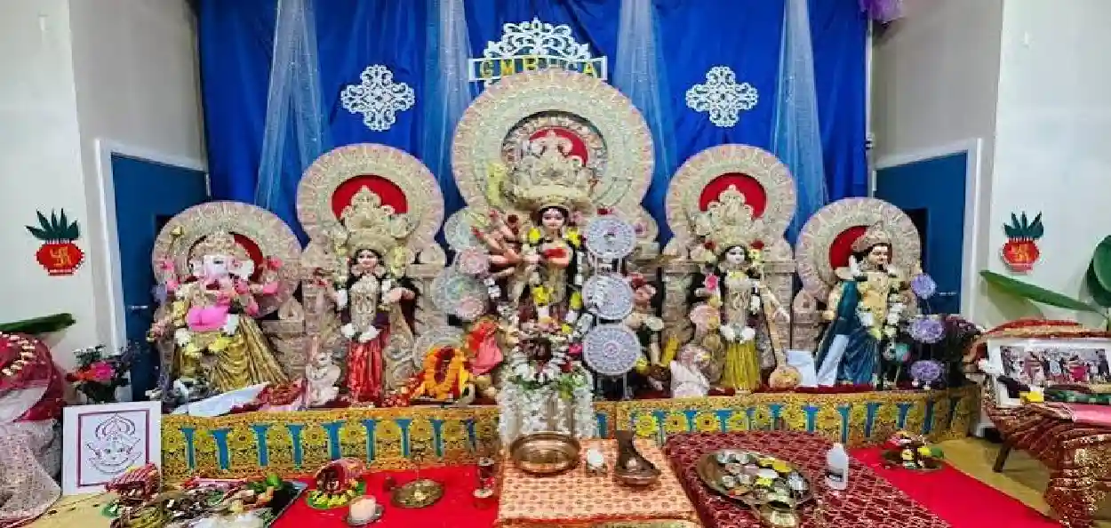 হাজার মাইল দূরেও বাংলার আবেগ অটুট, ব্রিটেনের পুজোয় সংস্কৃতি ও সম্প্রীতির সুর