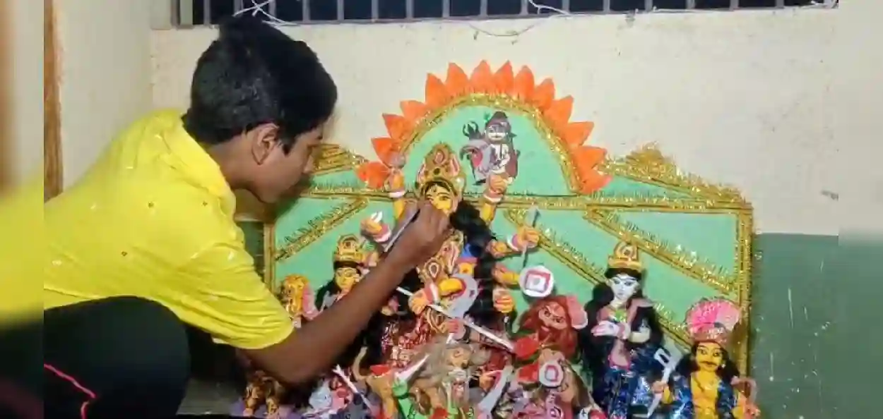 ১১-তেই মাটির ছোঁয়ায় দুর্গা গড়ে কিংশুক! খেলার বয়সেই খুদে শিল্পীর হাতে ফুটল দেবীর অপরূপ রূপ