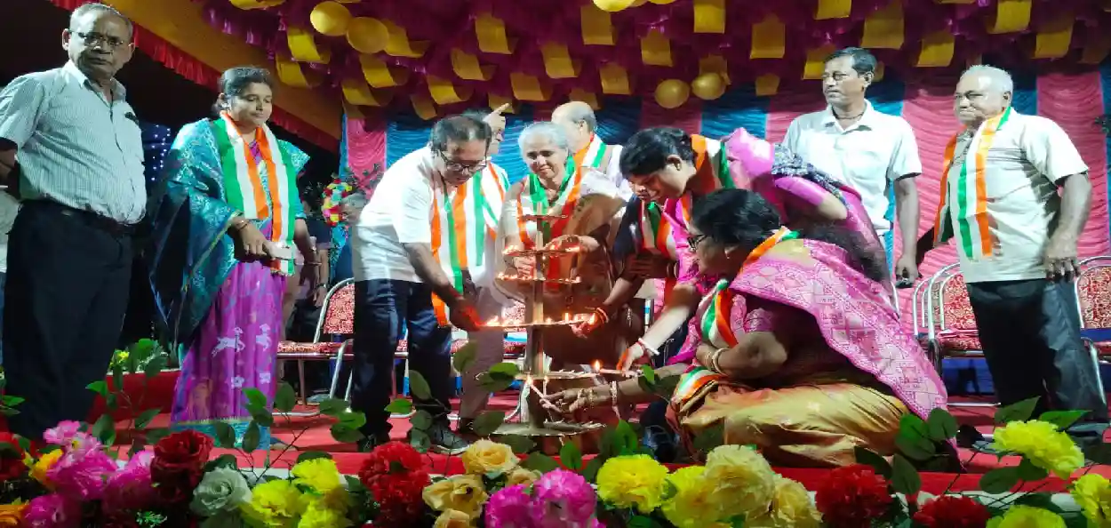 ধর্ম আলাদা, উৎসব এক! সীমান্তের চারঘাটে দুর্গাপুজোয় হিন্দু-মুসলিমের মিলনমেলা, সম্প্রীতির নজির গড়ল ৩৯ বছরের পুজো