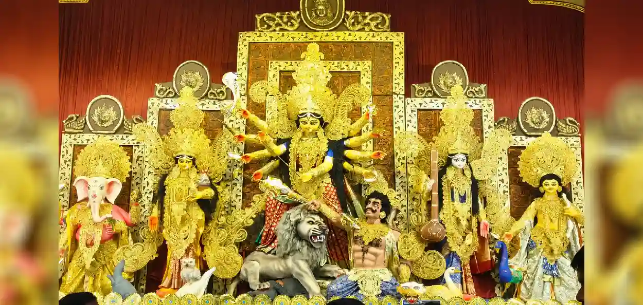 ১০০ কেজি সোনায় সেজে মা দুর্গা! শিলিগুড়ির সেন্ট্রাল কলোনির পুজোয় এবার চোখ ধাঁধানো চমক, ভিড়ের রেকর্ড গড়া শুধু সময়ের অপেক্ষা