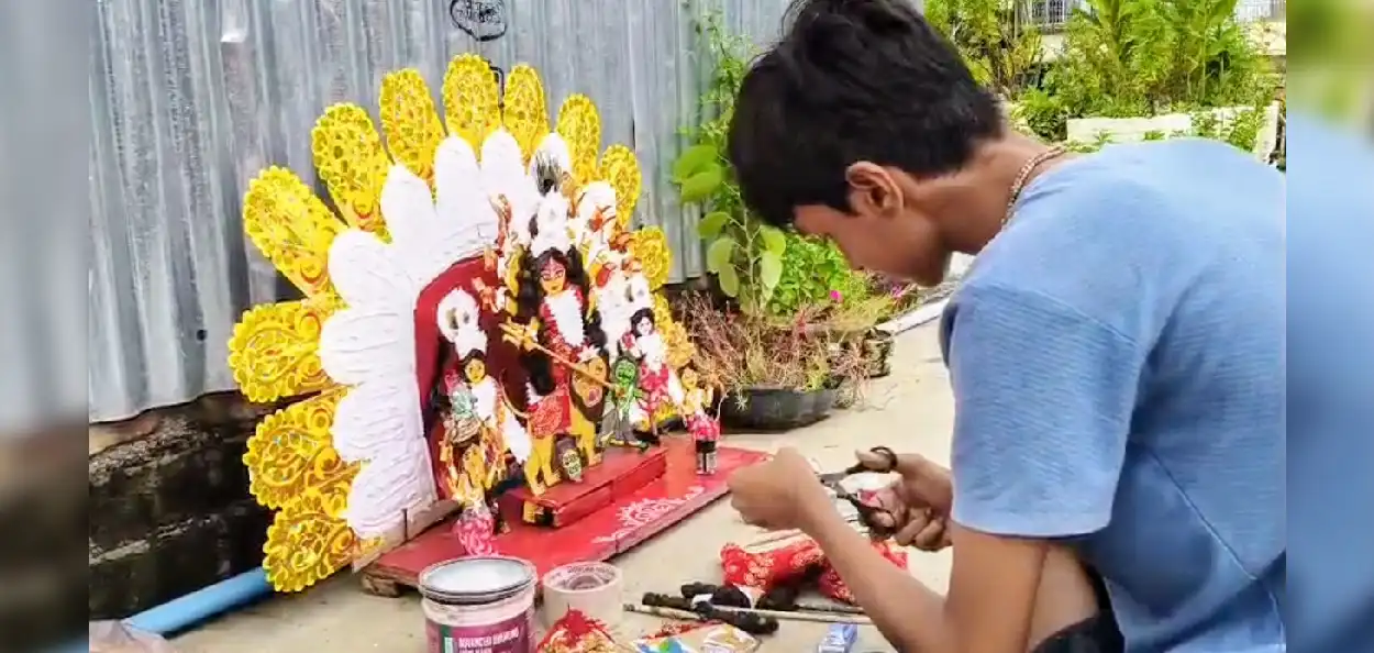টিফিনের পয়সায় দুর্গা গড়ে চমক! ১৫ বছরের বিক্রমের হাতের জাদুতে মুগ্ধ প্রতিবেশীরা, খুদে শিল্পীর ইচ্ছে, কেউ তার সৃষ্টিকে সংরক্ষণ করুক