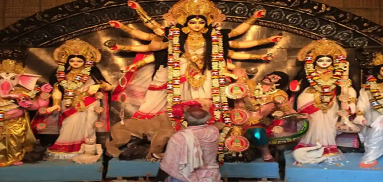 ধর্মের সীমানা পেরিয়ে সম্প্রীতির উৎসব! মুসলিম পঞ্চায়েত প্রধানের দান করা জমিতে দুর্গাপুজো, এক উঠোনে মিলেছে দুই সম্প্রদায়