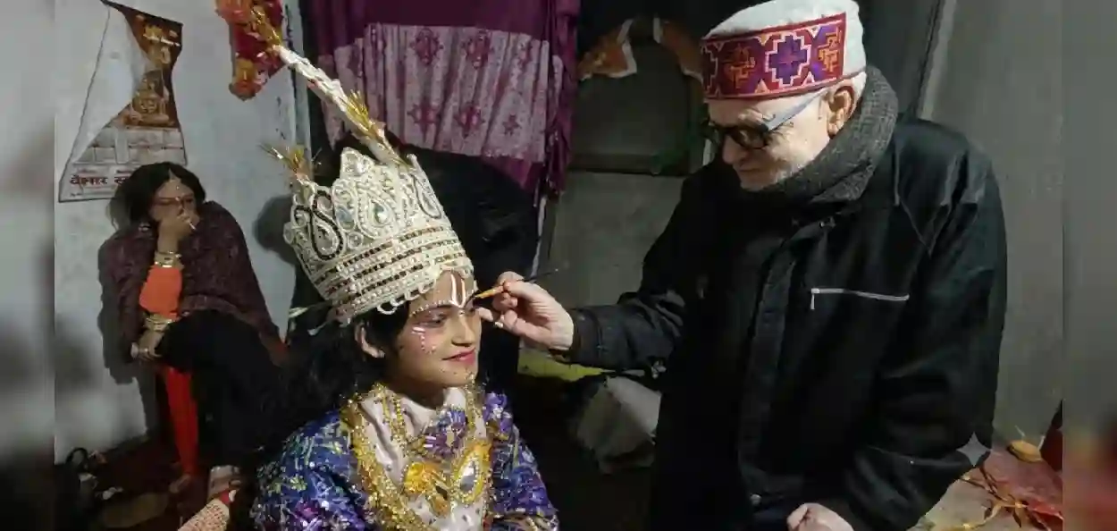 ৪৪ বছর ধরে রামলীলার নেপথ্যে মুসলিম শিল্পী! সইব আহমেদের হাতেই মঞ্চে প্রাণ পায় রামায়ণের চরিত্র