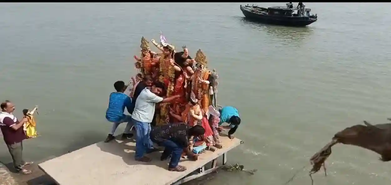 মানচিত্রে দুই দেশ, হৃদয়ে এক বাংলা! টাকির ইছামতীতে প্রতিমা বিসর্জন ঘিরে আজও বেঁচে আছে আত্মীয়তার টান, সম্প্রীতির অনন্য ছবি 
