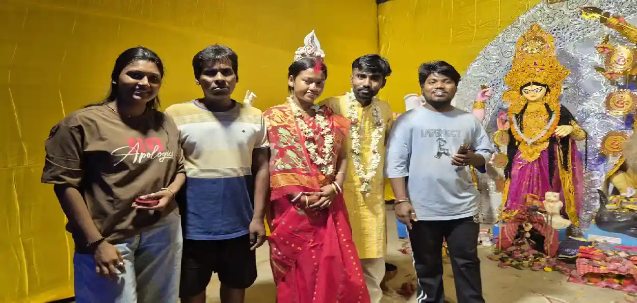 ঠাকুর দেখতে এসে চমক! দুর্গাপুজোর মণ্ডপেই বসে গেল বিয়ের আসর, হল মালাবদল-সিঁদুরদান, অশোকনগরে নজিরবিহীন বিয়ে ঘিরে চর্চা