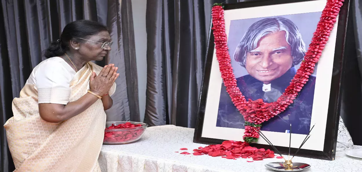 এ পি জে আব্দুল কালামের জন্মবার্ষিকীতে পুষ্পার্ঘ্য নিবেদন করলেন রাষ্ট্রপতি দ্রৌপদী মুর্মু